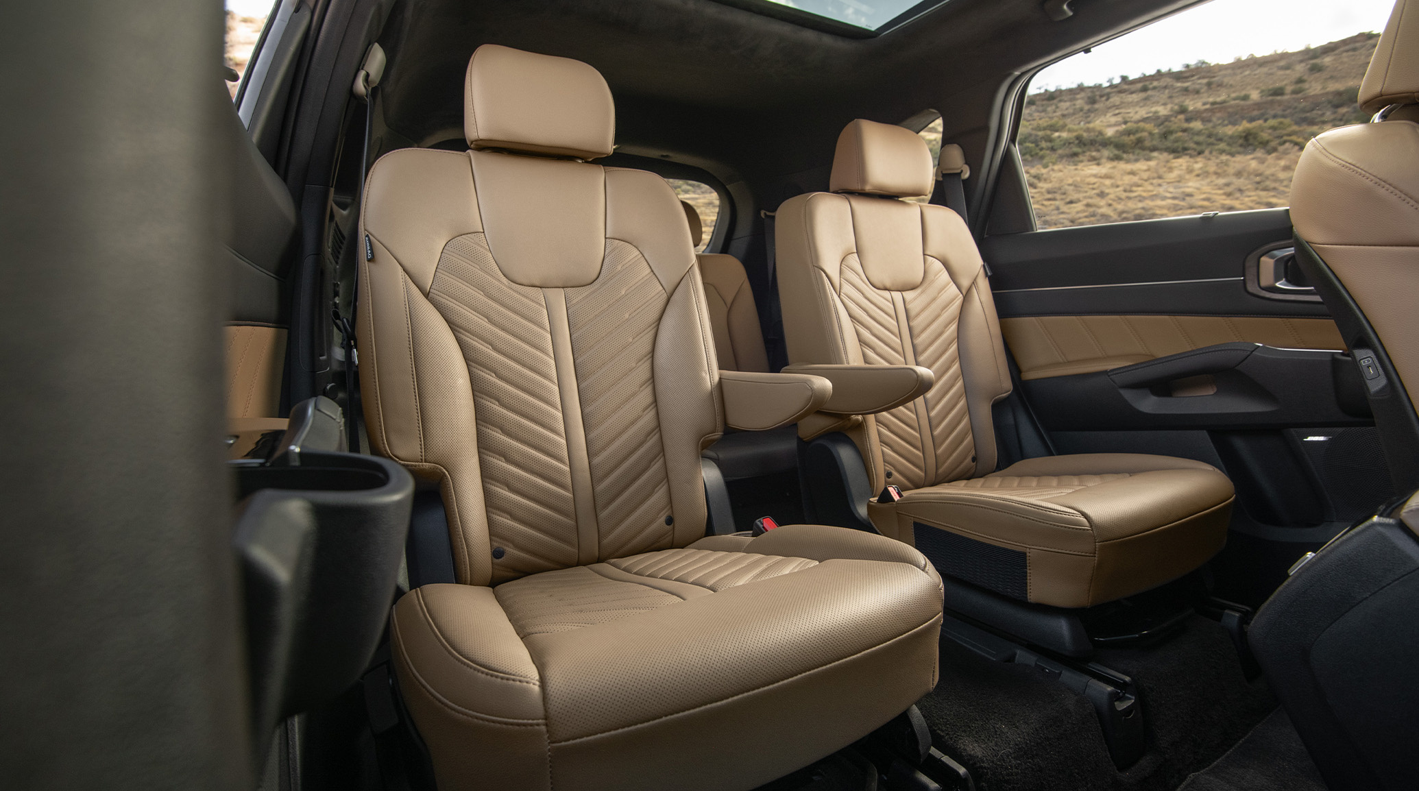 2025 Kia Sorento X-Pro SX Prestige AWD interior, three-quarter view of the second row captain chairs