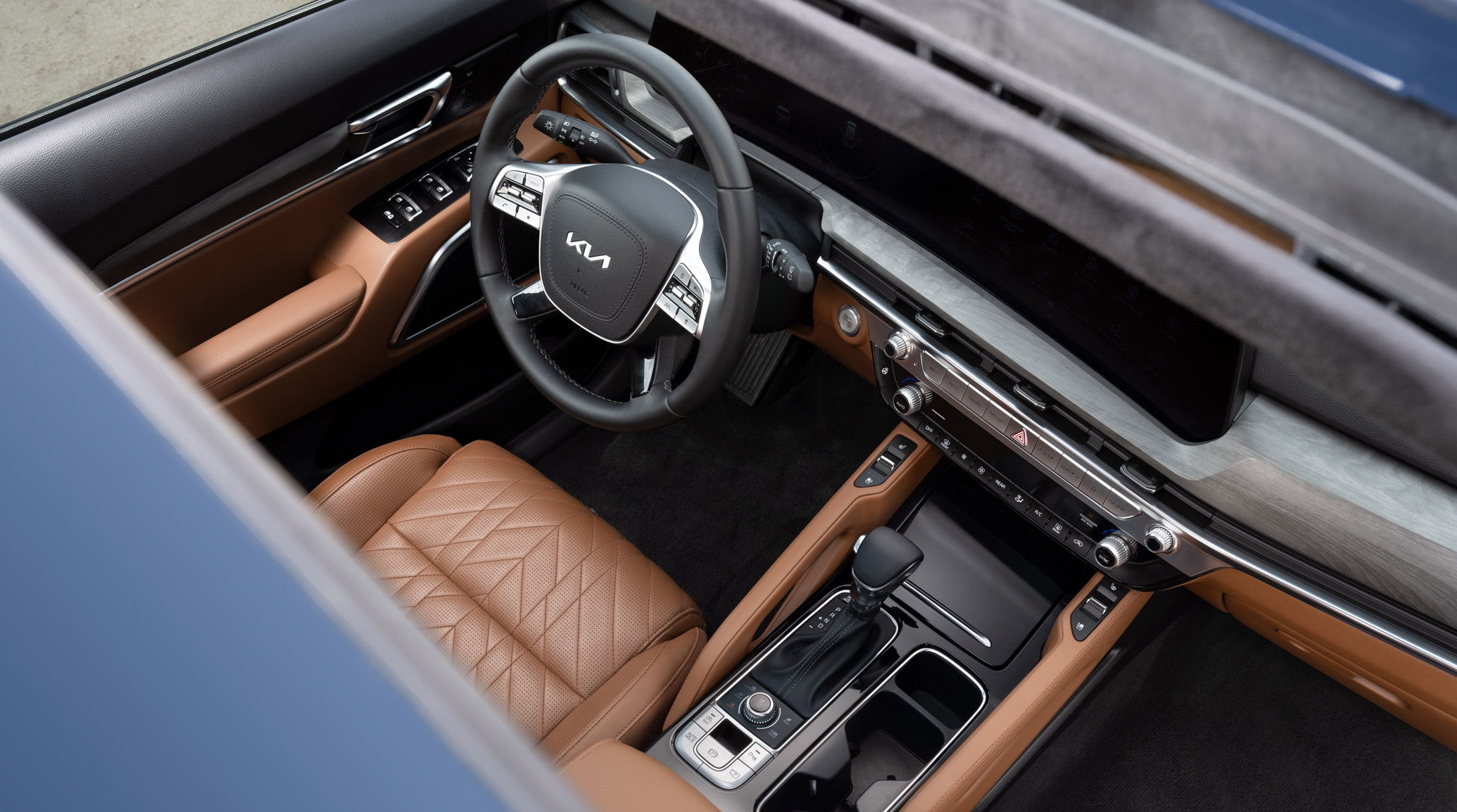 2025 Kia Telluride, bird's-eye view of the driver cockpit through the open sunroof