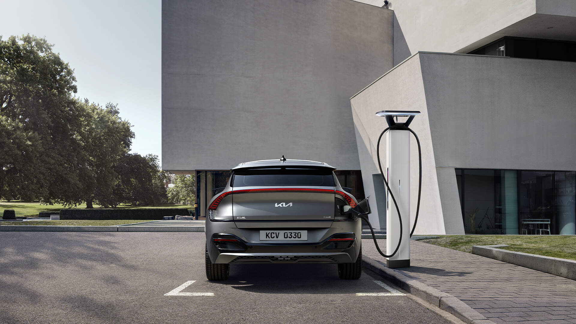 Vista trasera del EV6 cargando en una estación de carga pública