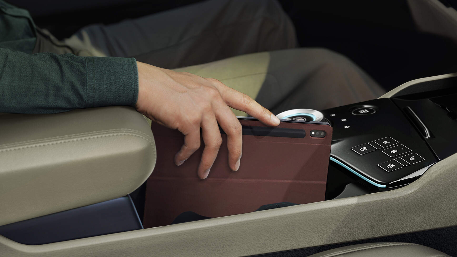 Chofer colocando su tableta en el compartimento de su vehiculo
