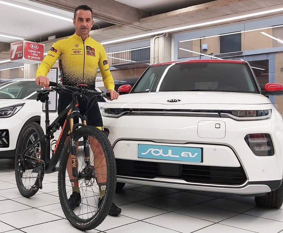 Melcior Mauri con el nuevo Kia e-Soul de KIA Empor Speed