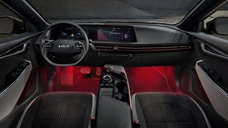 Červené podsvietenie interiéru, 1. rada sedadiel