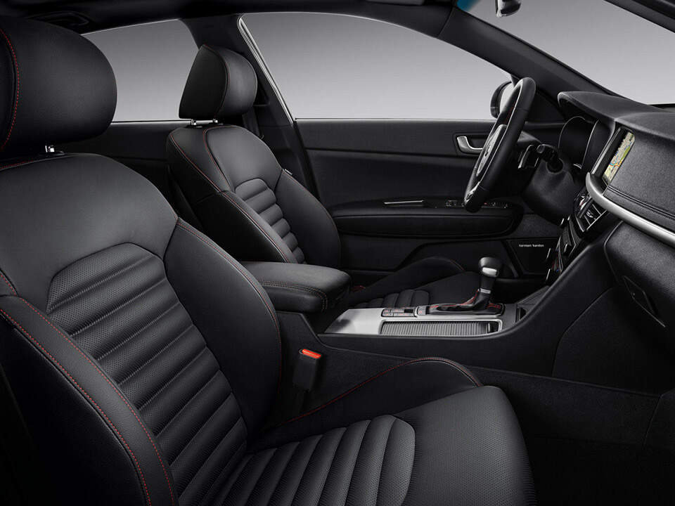 splinternieuwe Kia Optima GT Line opvallend interieur