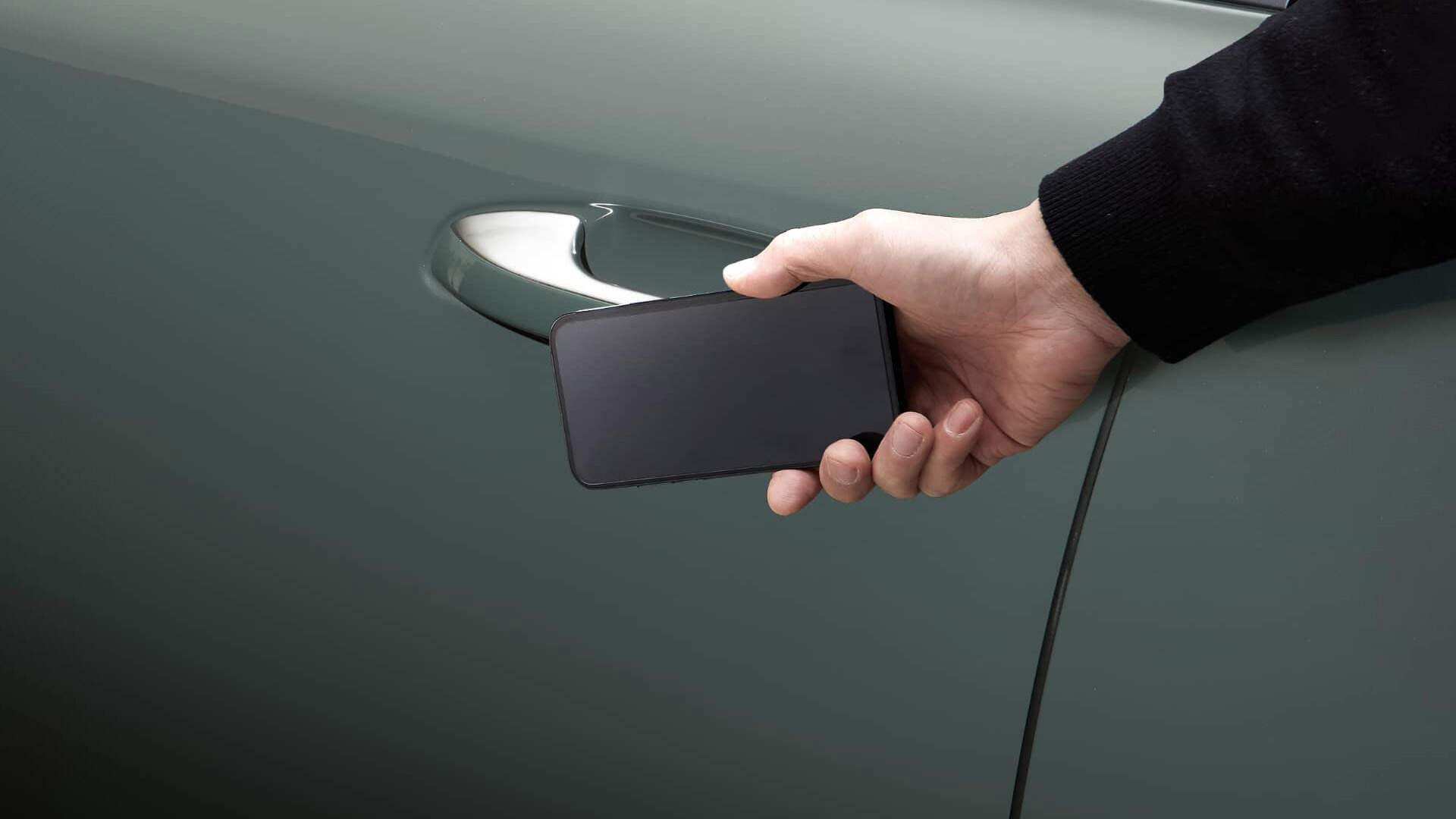 Mobile phone which acts as a key being placed near the handle of a car
