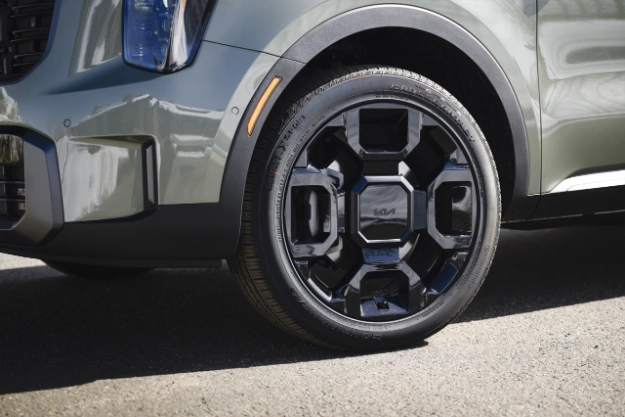 2025 Kia Sorento, zoomed in view of the all-terrain tires